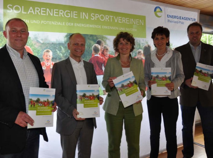 v.l.: Thomas Anton (IfaS), Oliver Rechenbach (Energieagentur Rheinland-Pfalz), Staatsministerin Eveline Lemke, Karin Augustin (Landessportbund Rheinland-Pfalz), Andreas Maurer (Turngemeinde 1861 e.V. Mainz-Gonsenheim)